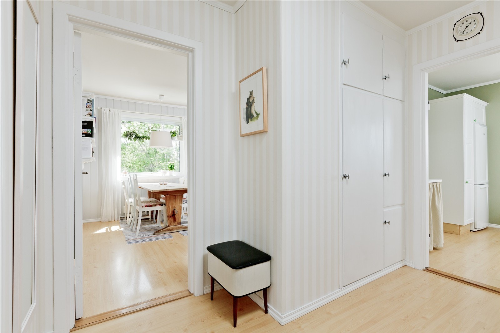 Romslig entré med faste garderobeskap Galleribilde