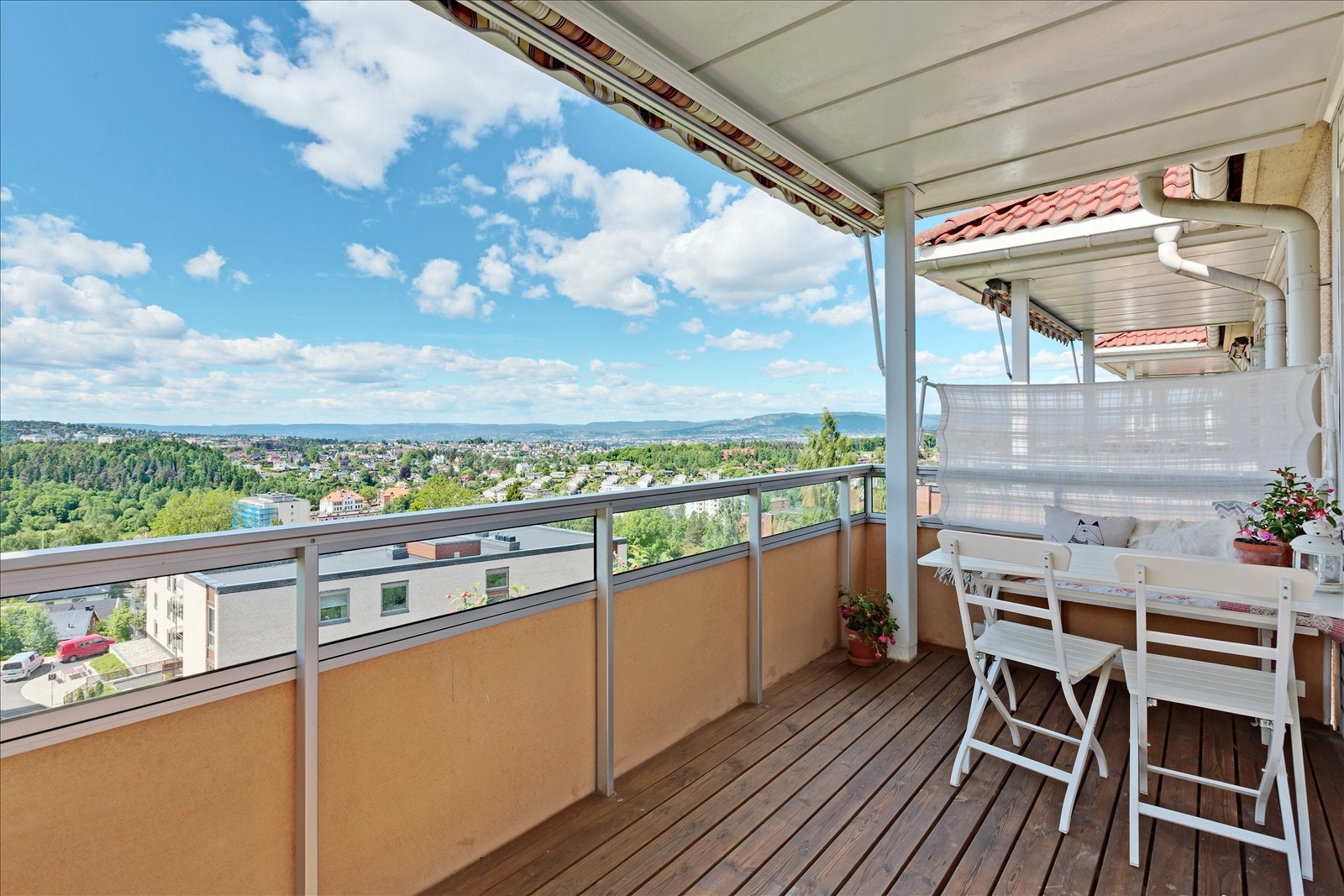 Balkong med perfekte solforhold og fantastisk utsikt Galleribilde