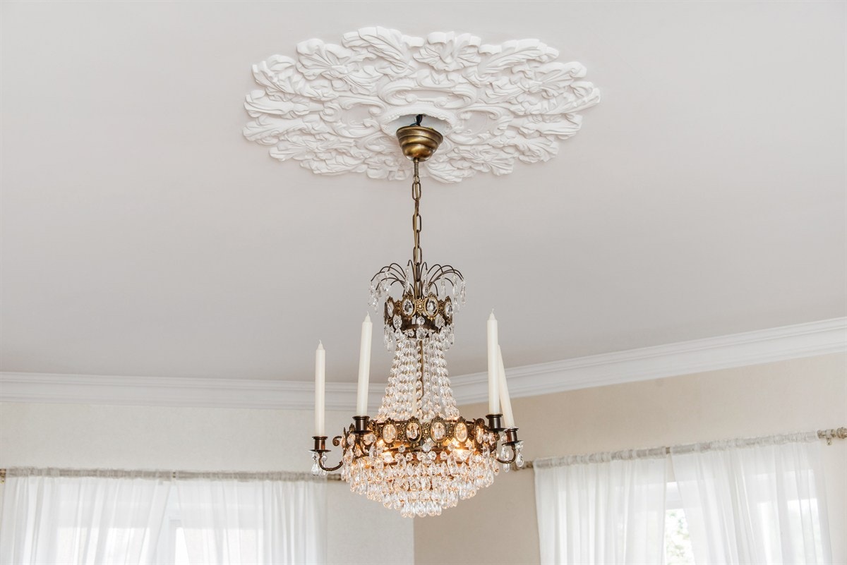 Stue med rosett og lyskrone Galleribilde