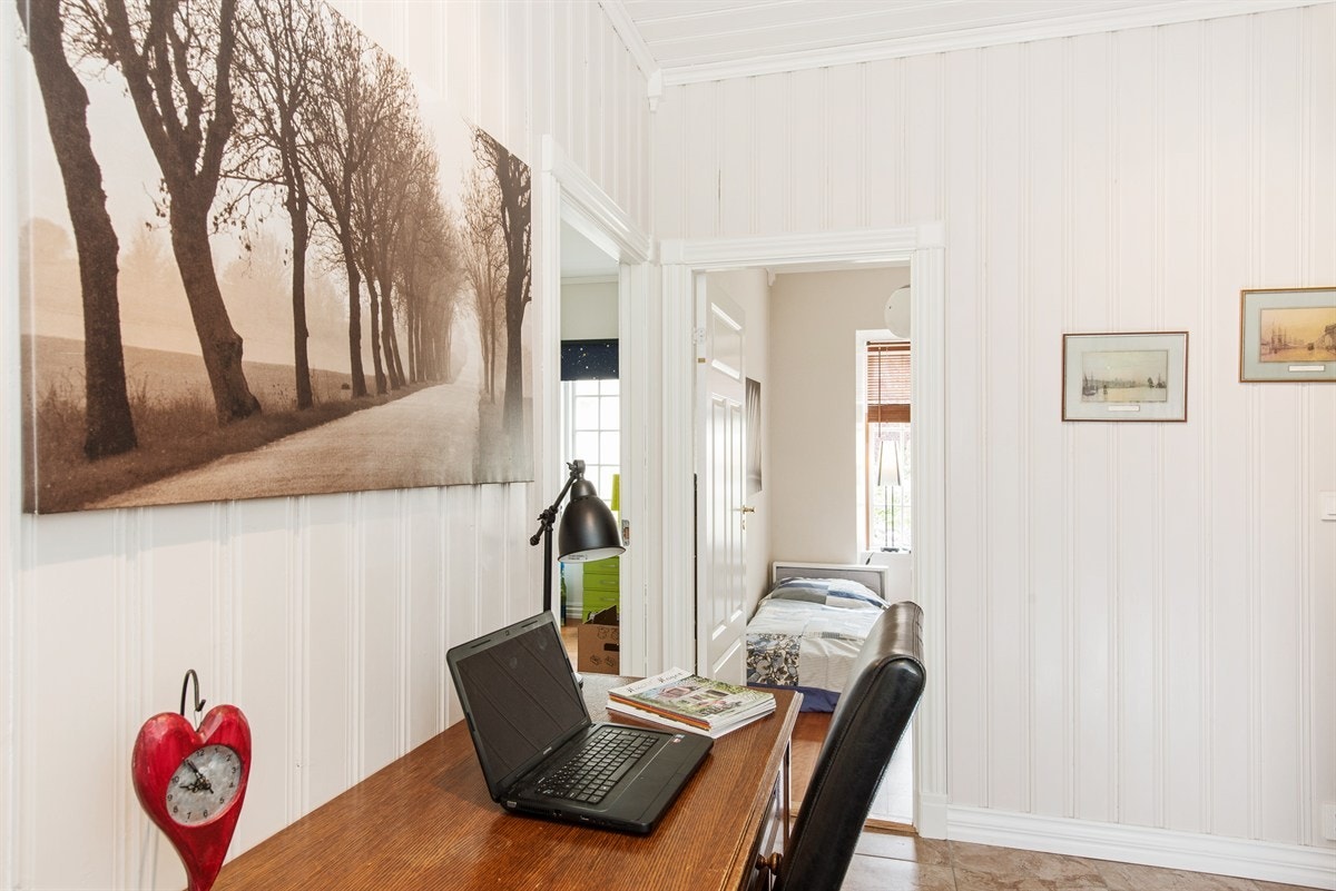 Plass for skrivebord/pc i gangen Galleribilde