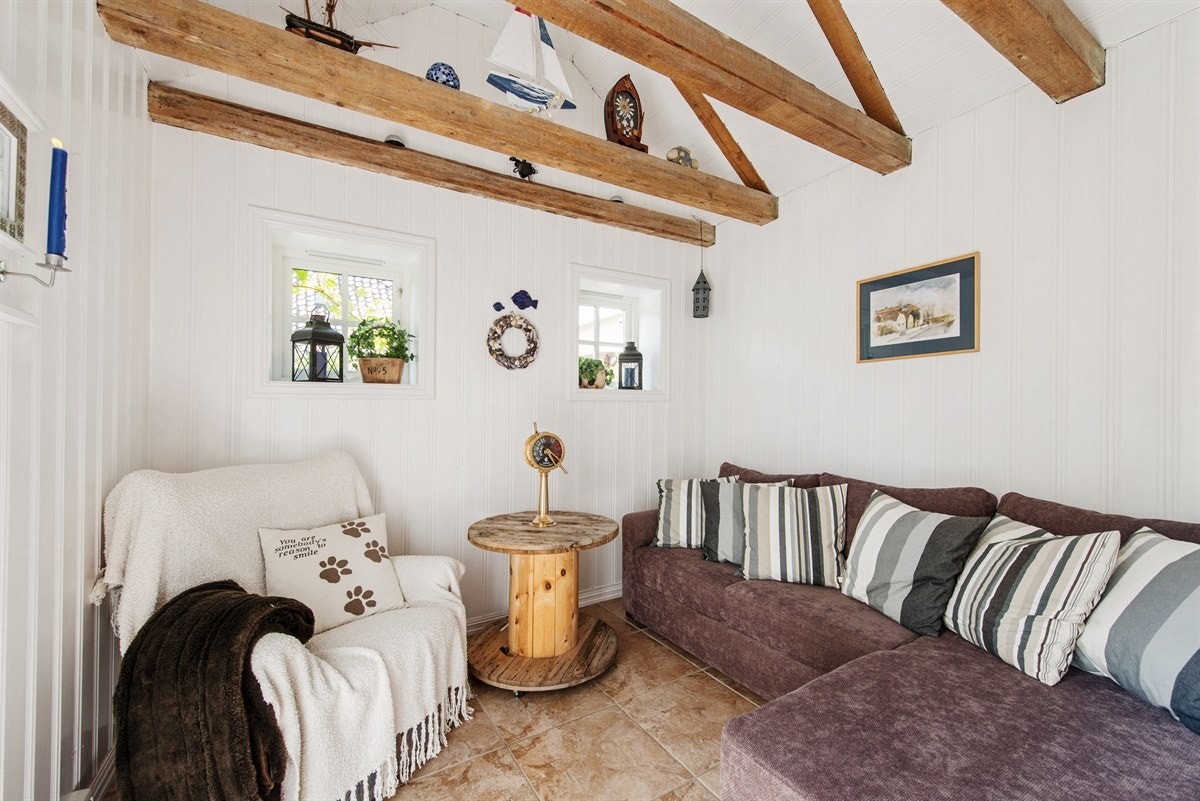 Hagestue/gjesterom med utgang til eget gårdsrom Galleribilde