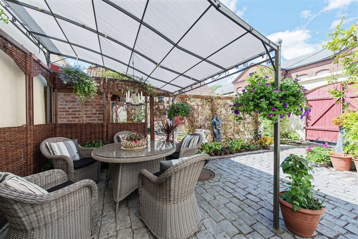 Eget gårdsrom - steinsatt med storbystein Galleribilde