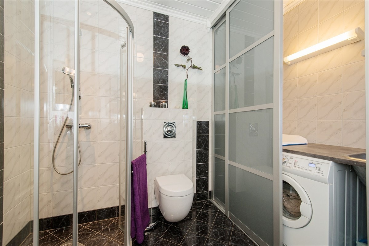 Bad 2 - med opplegg for vaskemaskin bak skyvedørsgarderoben Galleribilde