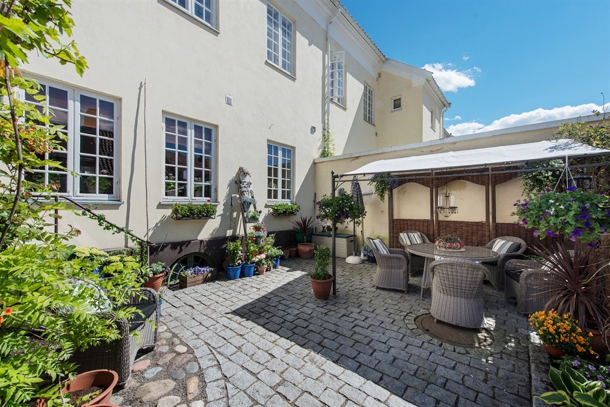 Uteplassen i sommermodus... Galleribilde