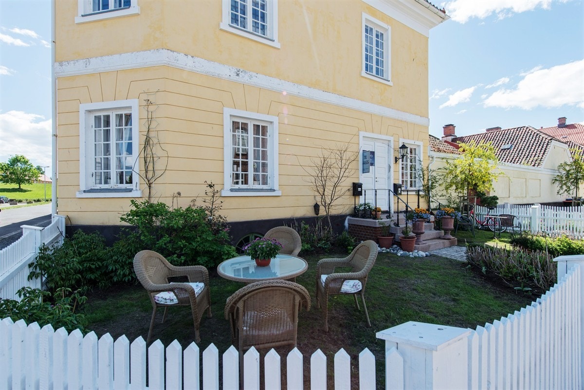 Egen forhave i forbindelse med inngangspartiet Galleribilde