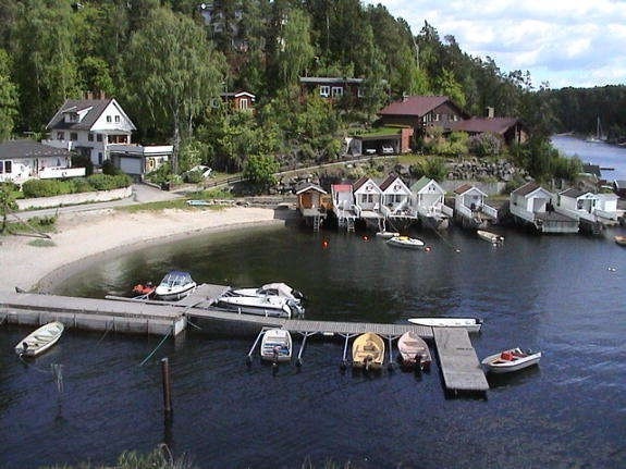 Søndre brygge. 200 meter unna. Hvamodden ligger også 200 meter unna. Galleribilde