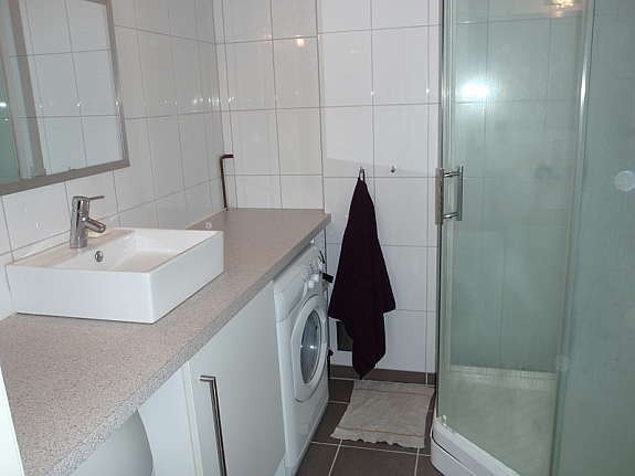 Bad med dusj og vaskemaskin Galleribilde