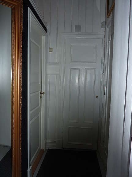 Garderobe/inngang fra vindfang Galleribilde