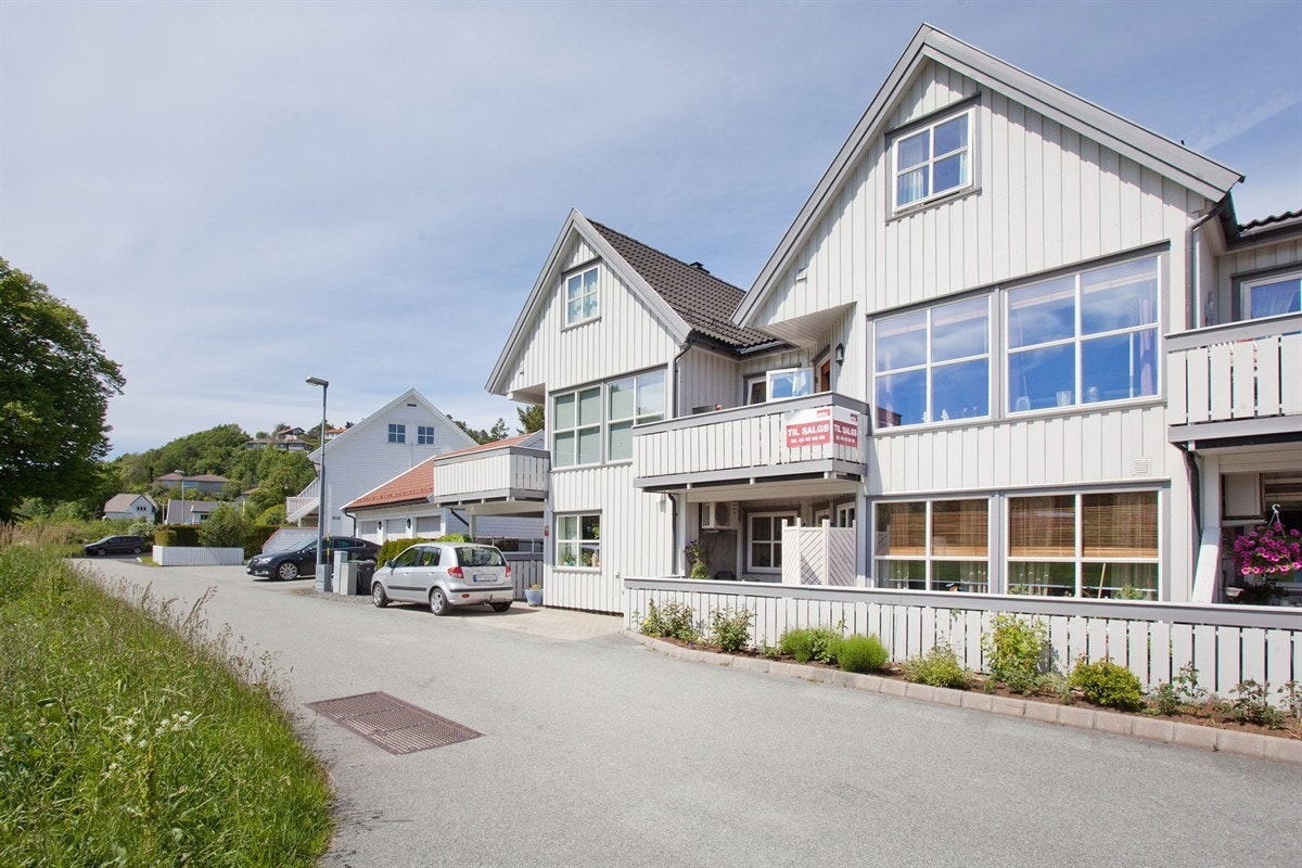Fasade. Legg merke til store vindusflater! Galleribilde