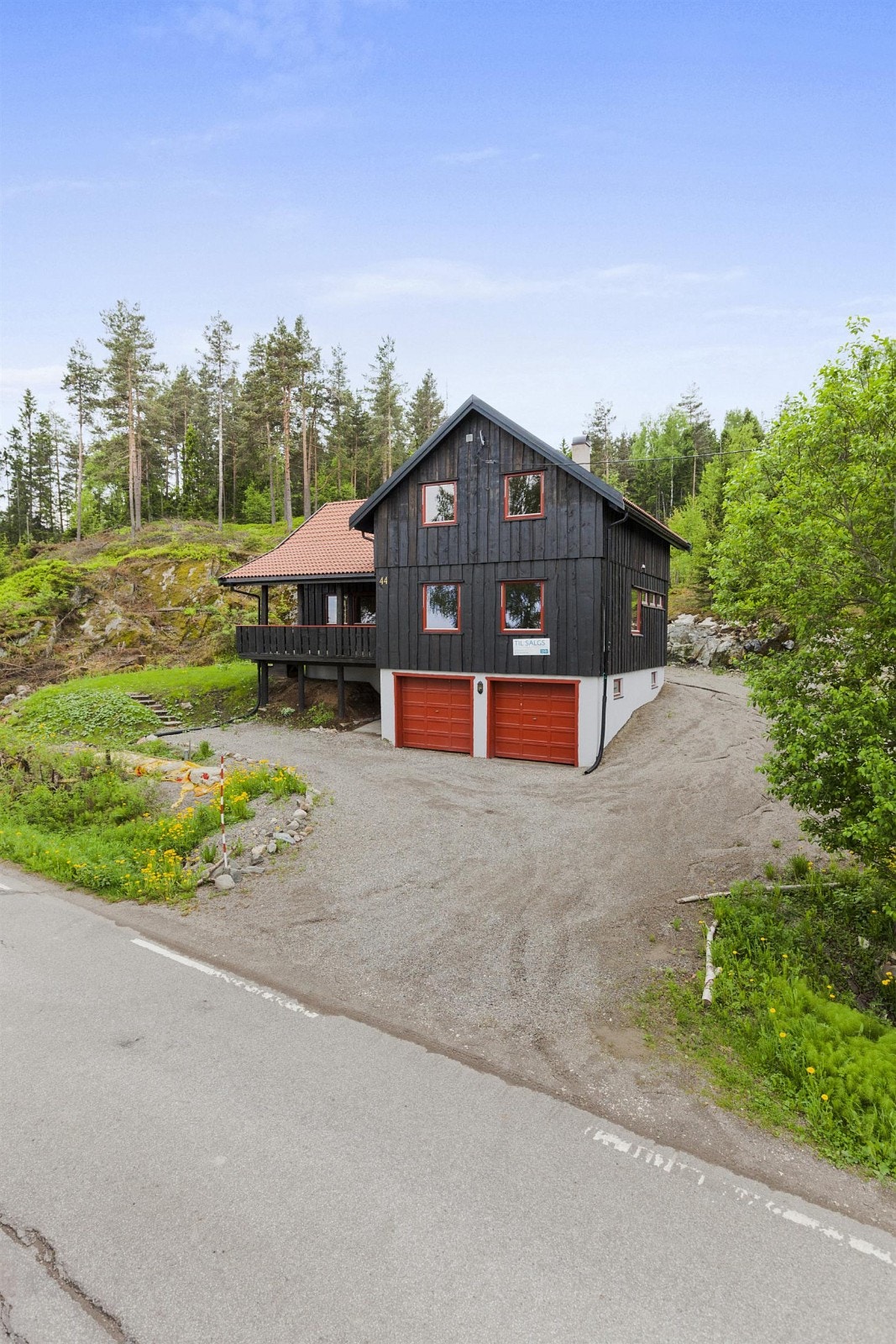 Solig enebolig langs Åsvegen. Garasjeplass til to biler i sokkel Galleribilde