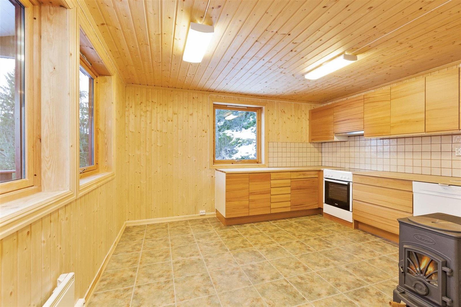 God plass på kjøkken. Utgang til overbygget terrasse. Galleribilde