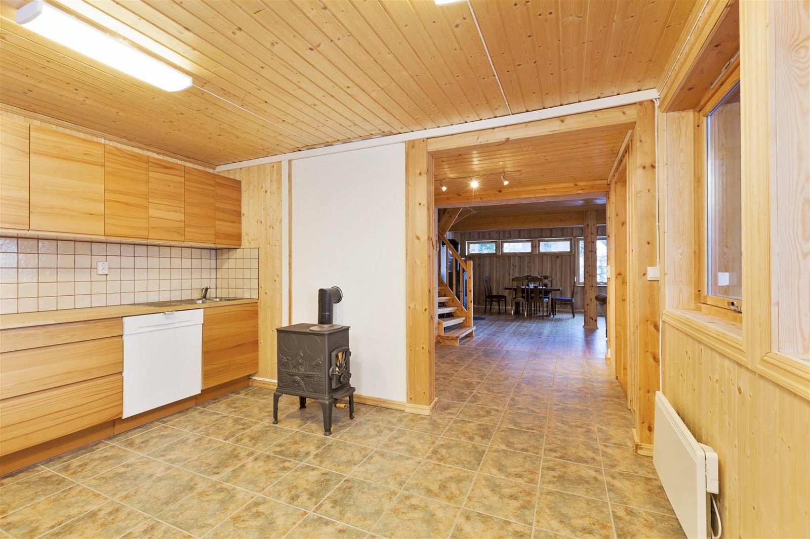 Fra kjøkken mot stue. Vedovn på kjøkken Galleribilde