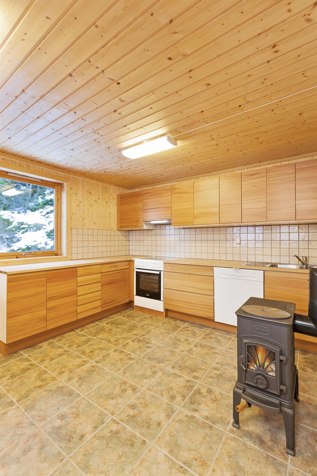 Lys, moderne kjøkkeninnredning. God plass til spisebord. Galleribilde