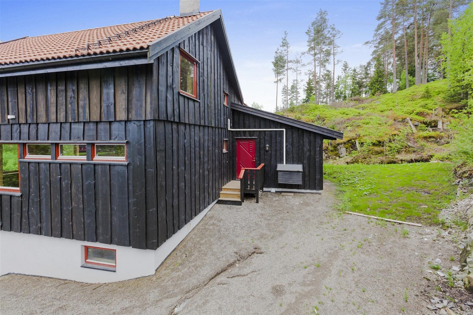 Ved inngang til boligen. Ekstra tilbygg med bad, bod og gang. Galleribilde