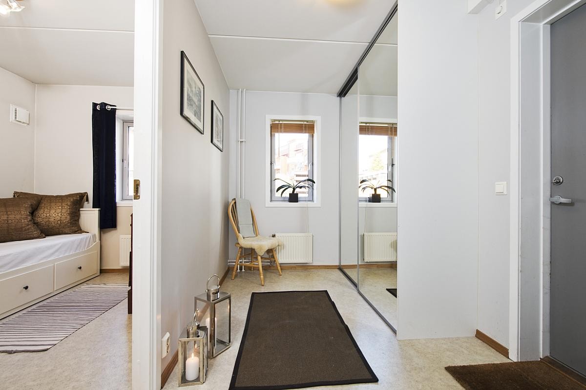 Stor gang med skyvedørsgarderobe Galleribilde