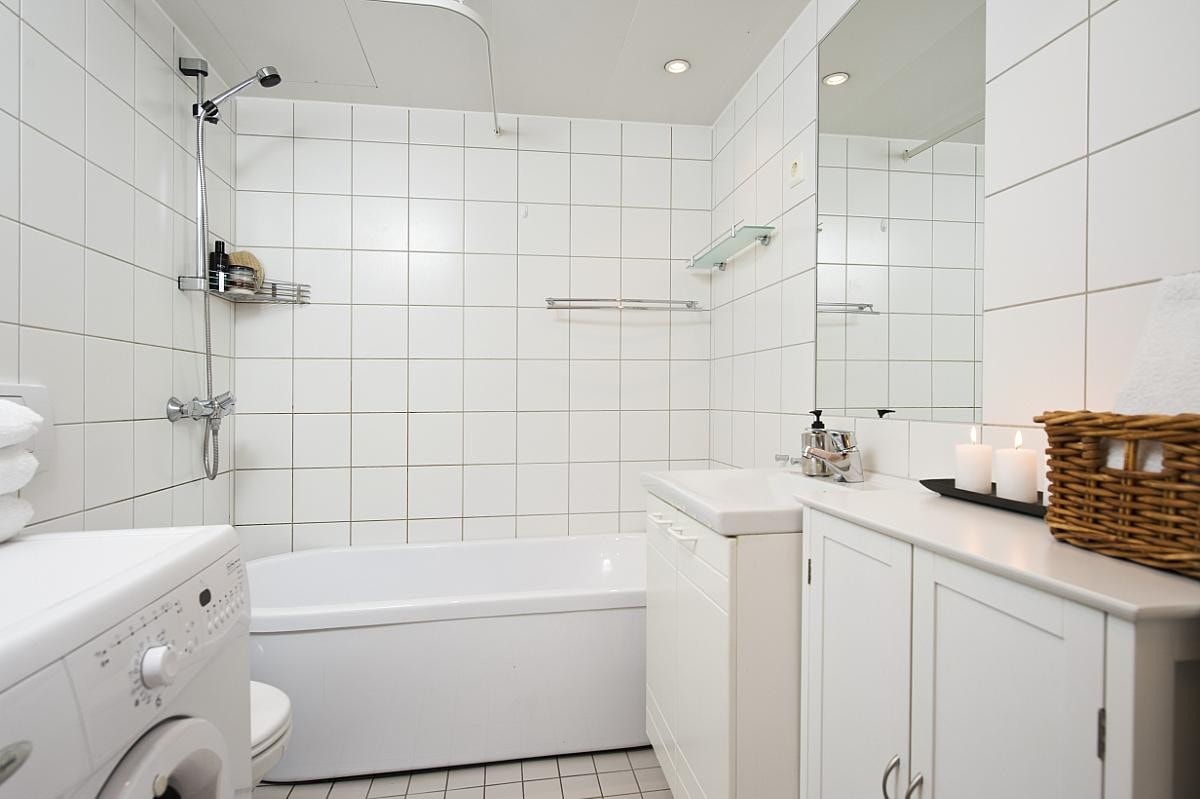 Stilrent bad med opplegg til vaskemaskin Galleribilde
