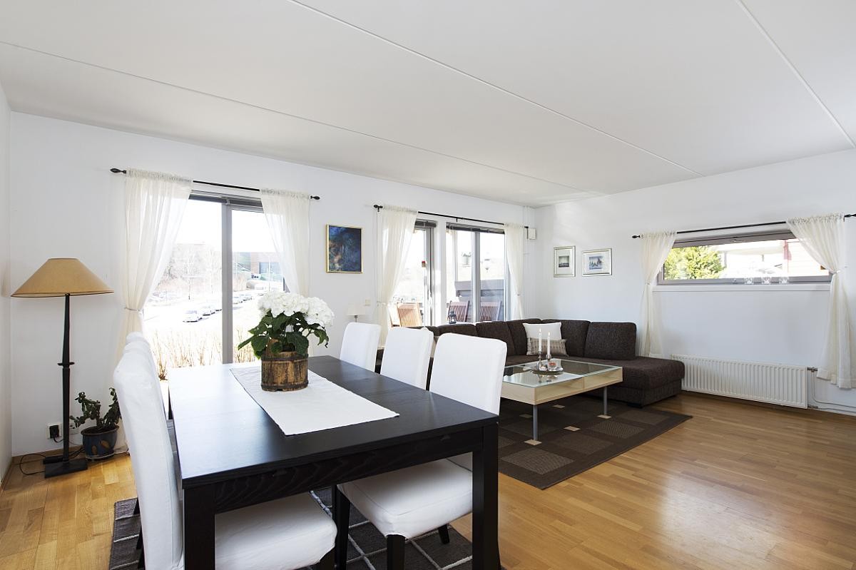 Spisestue med god plass til hele familien Galleribilde