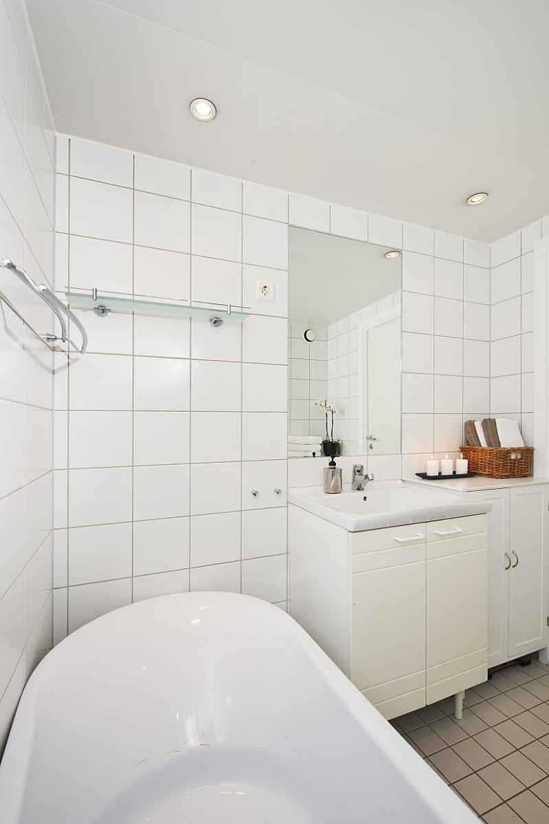 Badet er innredet med badekar - svært praktisk for barnefamilier Galleribilde