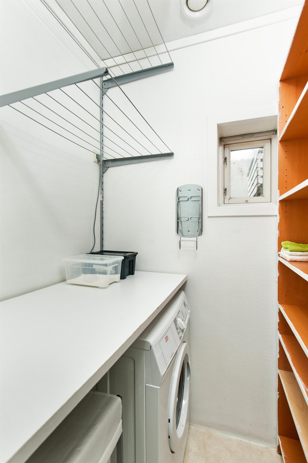 Eget vaskerom med sluk i gulv og oppbevaringsplass. Galleribilde