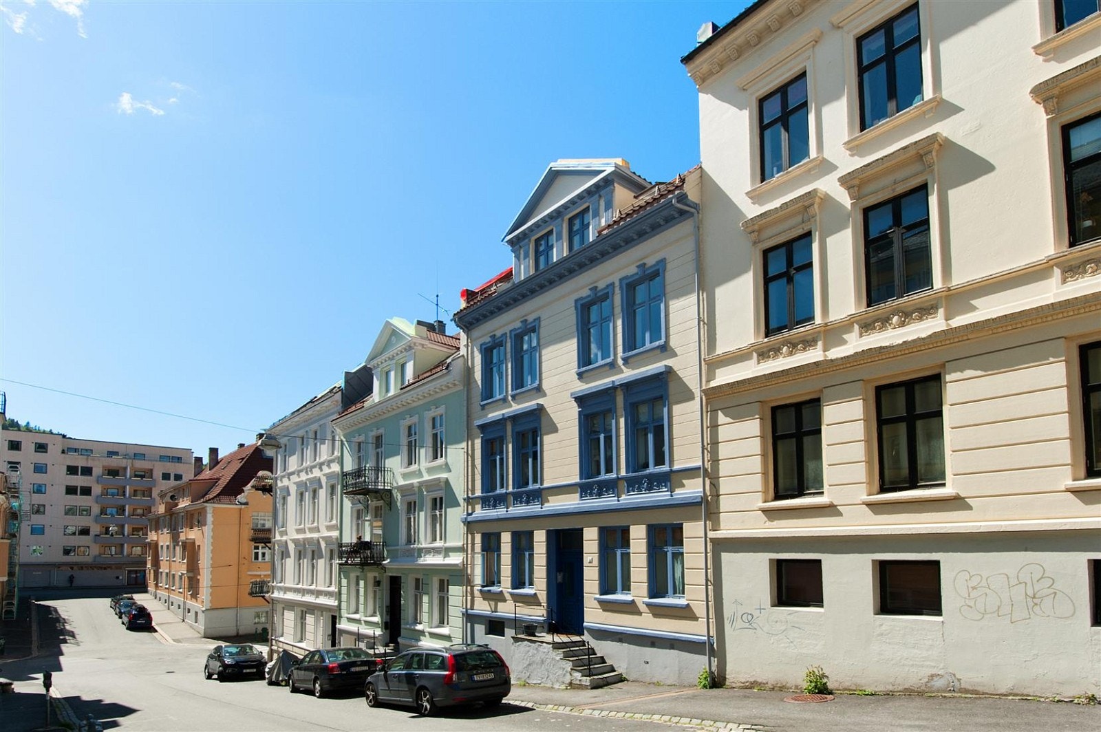 Flott fasade som ble pusset opp i 2011, samt nye takrenner og beslag Galleribilde