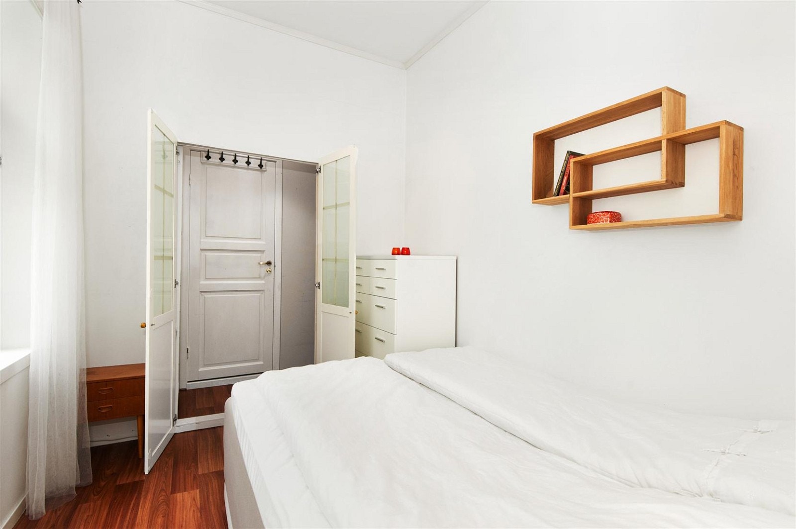 Fra soverom er det tilgang til en walk in garderobe, samt videre tilkomst til vaskerom. Se også vedlagt plantegning Galleribilde