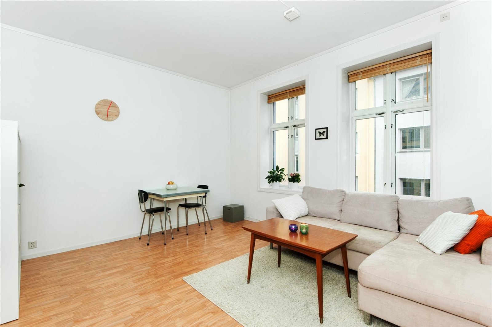 Lysmalt stue som er enkel å innrede Galleribilde