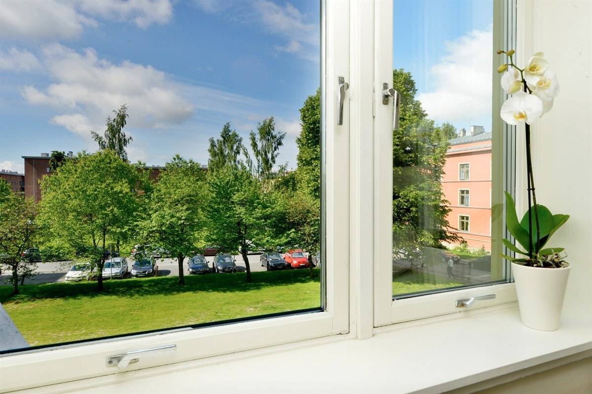 Utsyn fra soverom til grønne og stille fellesarealer Galleribilde