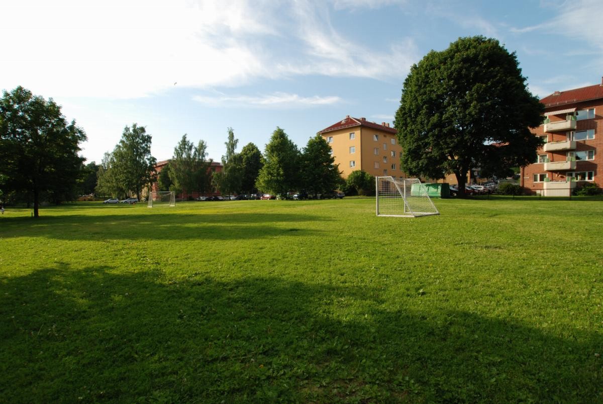 Friområde på nedsiden av borettslag. Her kan store og små spille fotball. Galleribilde