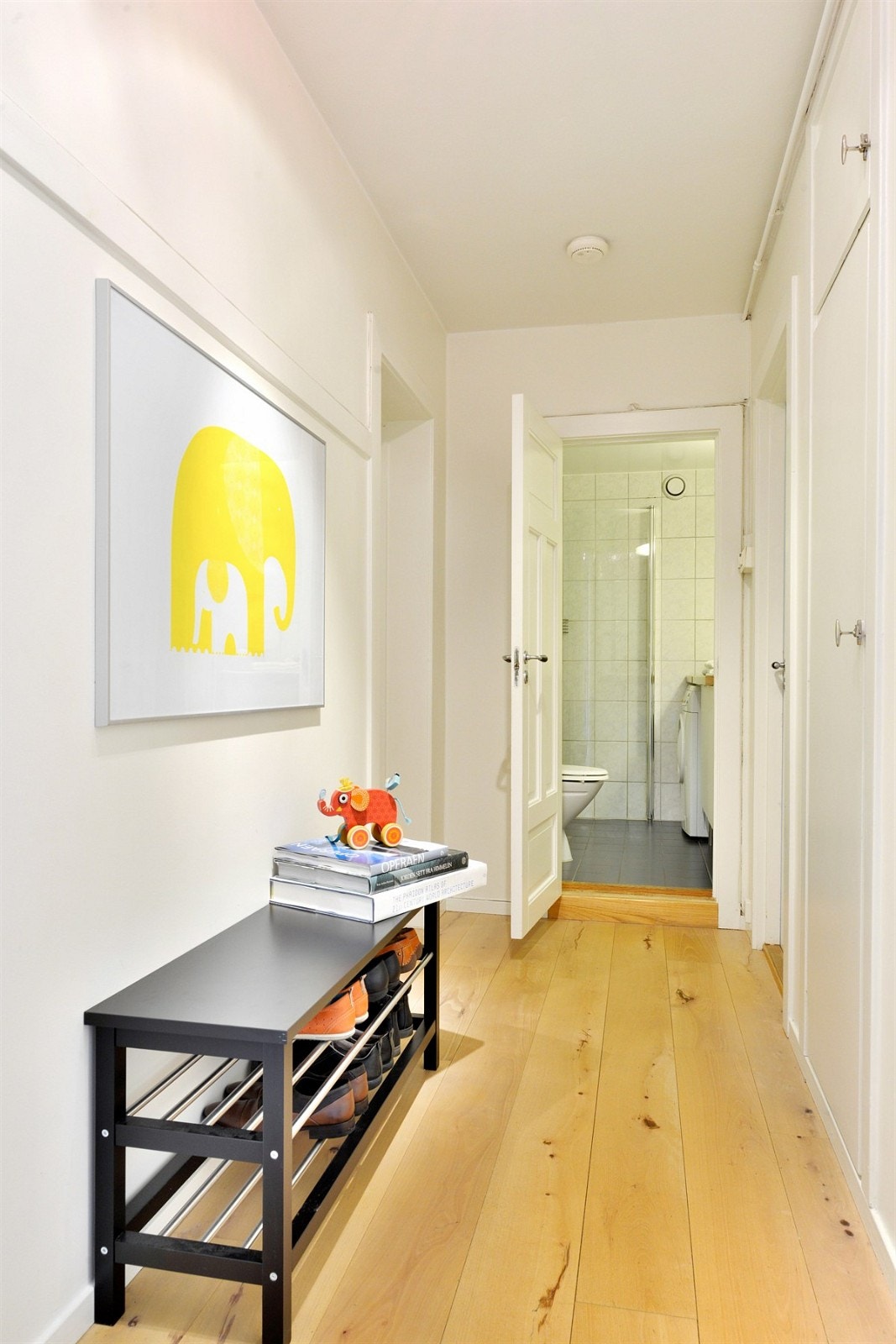 Romslig og lys entre med plasbygd garderobeskap. Galleribilde