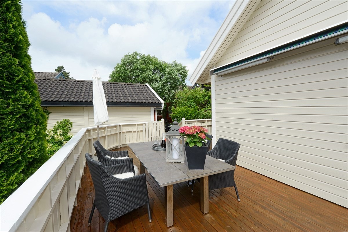 Det er markiser på terrassen (en el-styrt og en manuell). Galleribilde