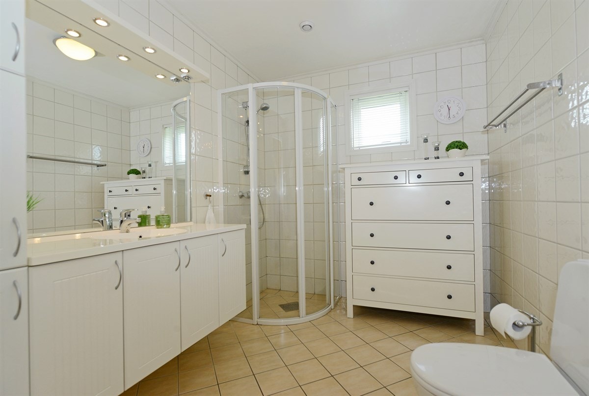 Badet er lyst og romslig og er på ca. 6 m². Galleribilde