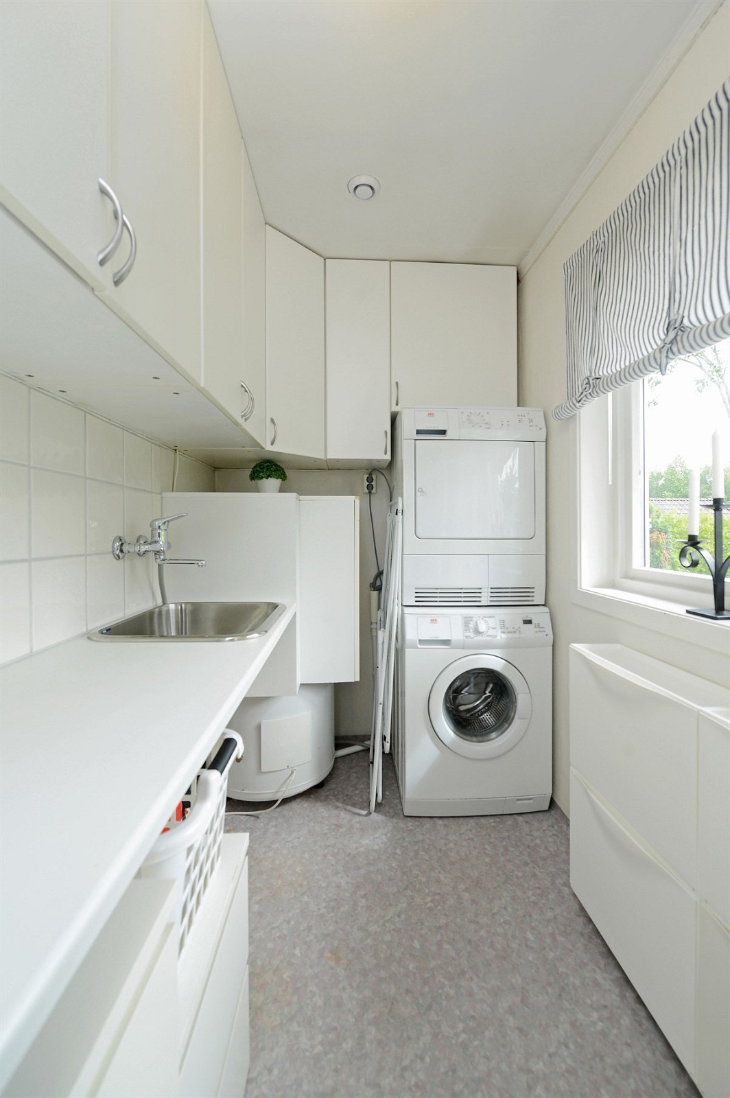 Boligen har et flott vaskerom med god skapplass og plass til vaskemaskin og tørketrommel. Galleribilde