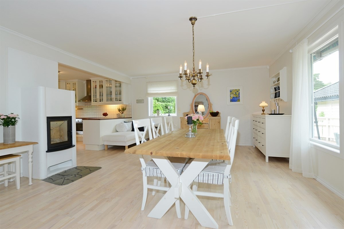 Gulvene i stuen har parkett og varmekabler. Galleribilde