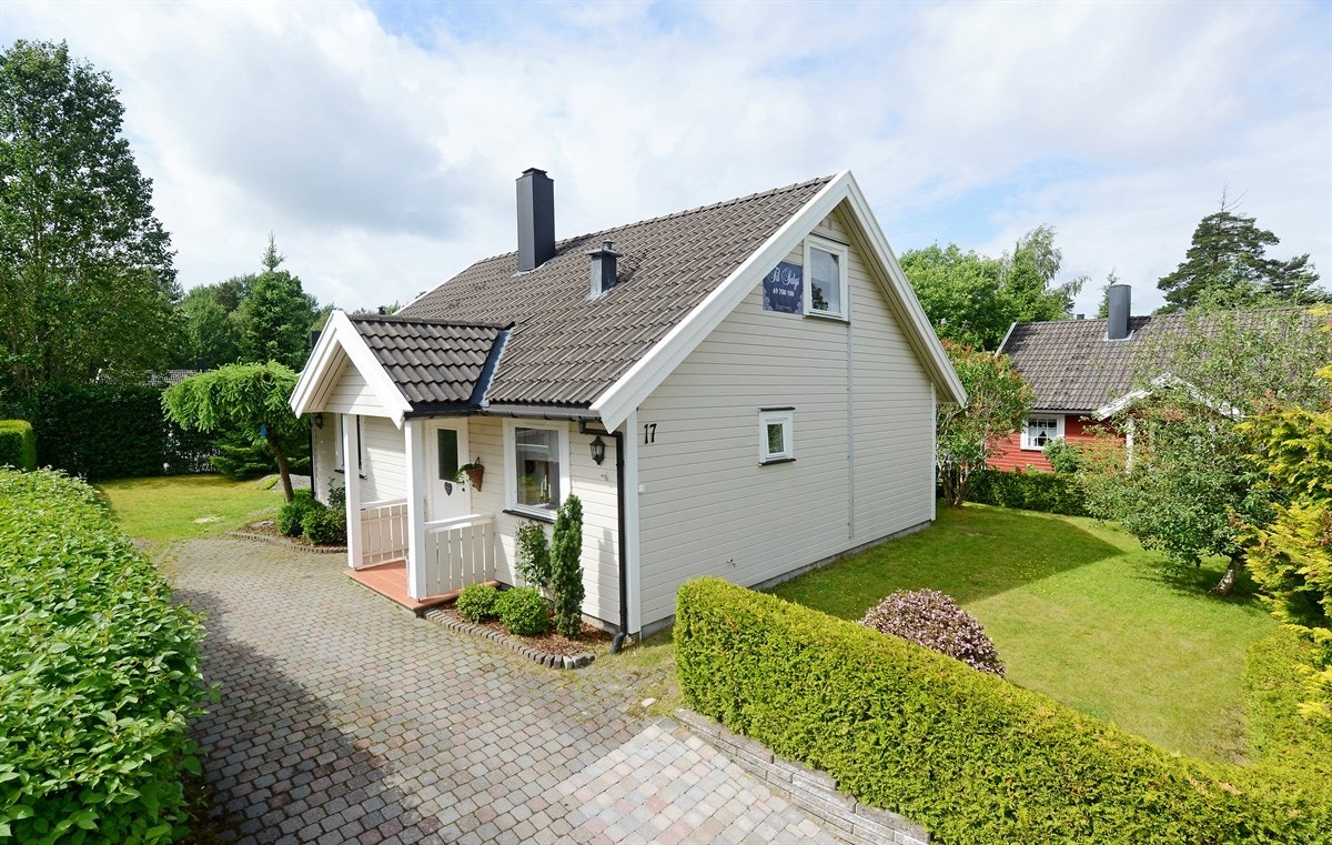 Det er kort vei til skole og barnehage. Spennende turterreng og badestrender rett ved. Galleribilde