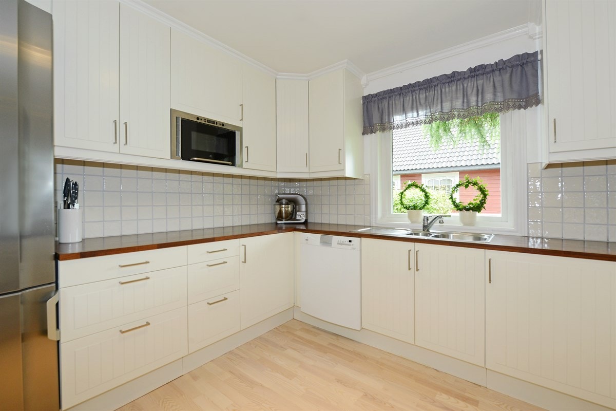 På kjøkkenet er det integrert komfyr, keramisk koketopp, integrert mikrobølgeovn og lekker avtrekksvifte fra Gorenje. Galleribilde