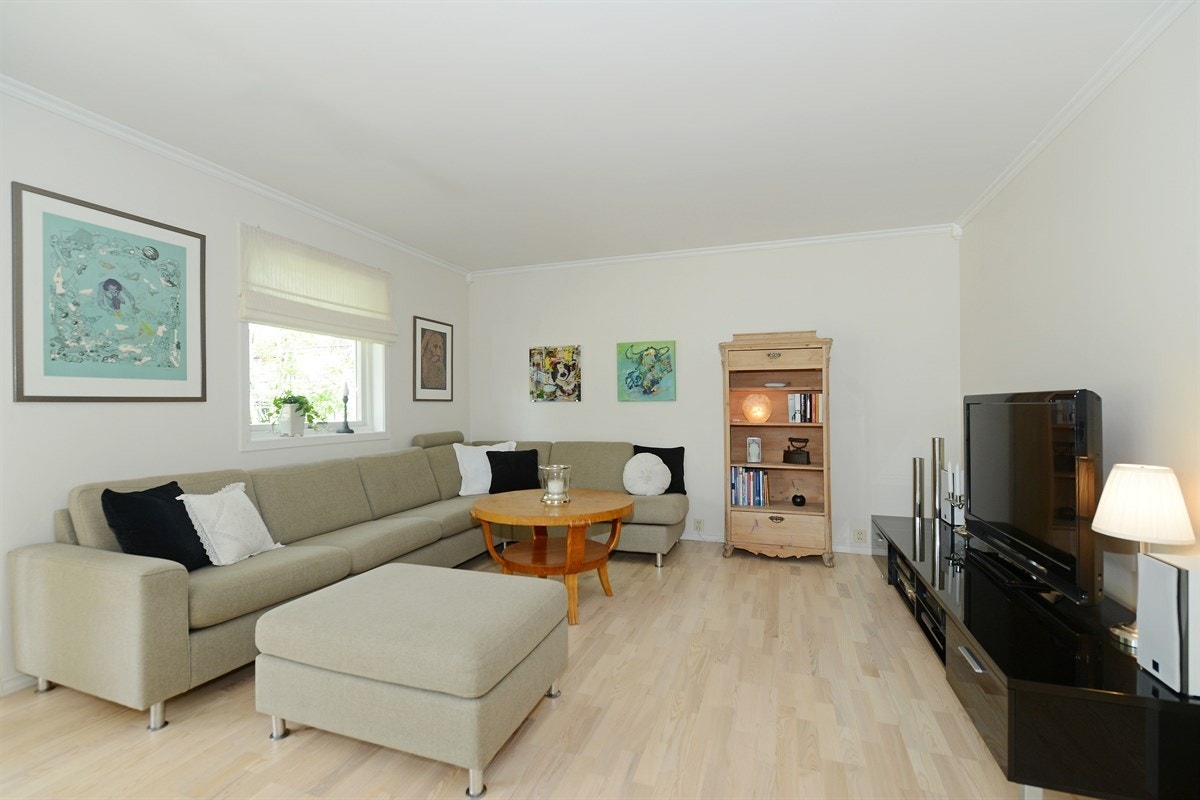 Boligen har en lys og romslig stue på ca 40 m². Galleribilde