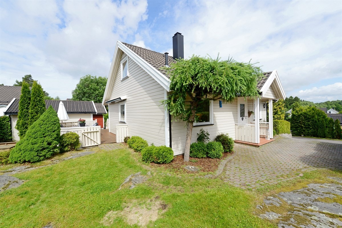 Det er belegningsstein ved inngangspartiet. Galleribilde