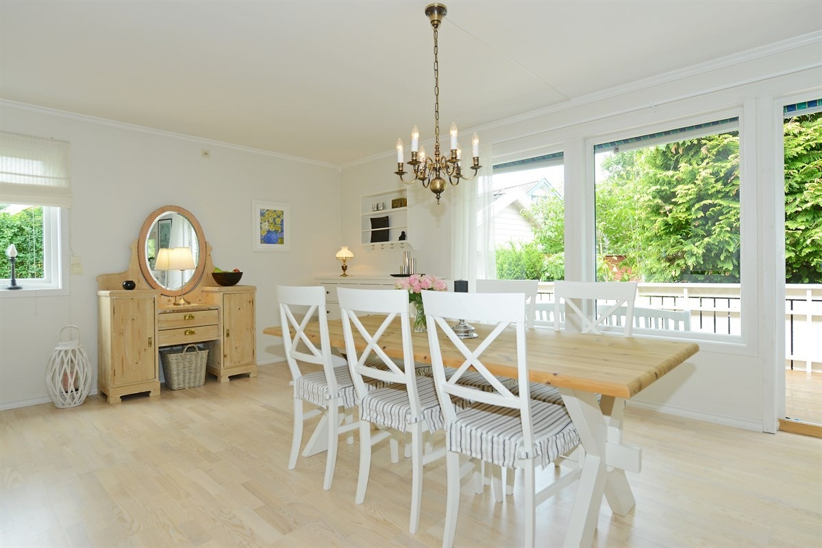 Fra stuen er det utgang til stor terrasse på ca. 46 m². Galleribilde