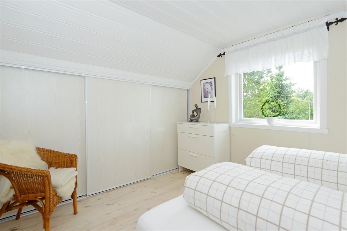 Soverom 1. På begge soverommene er det lagt tregulv og de er begge innredet med stor skyvedørsgarderobe. Galleribilde