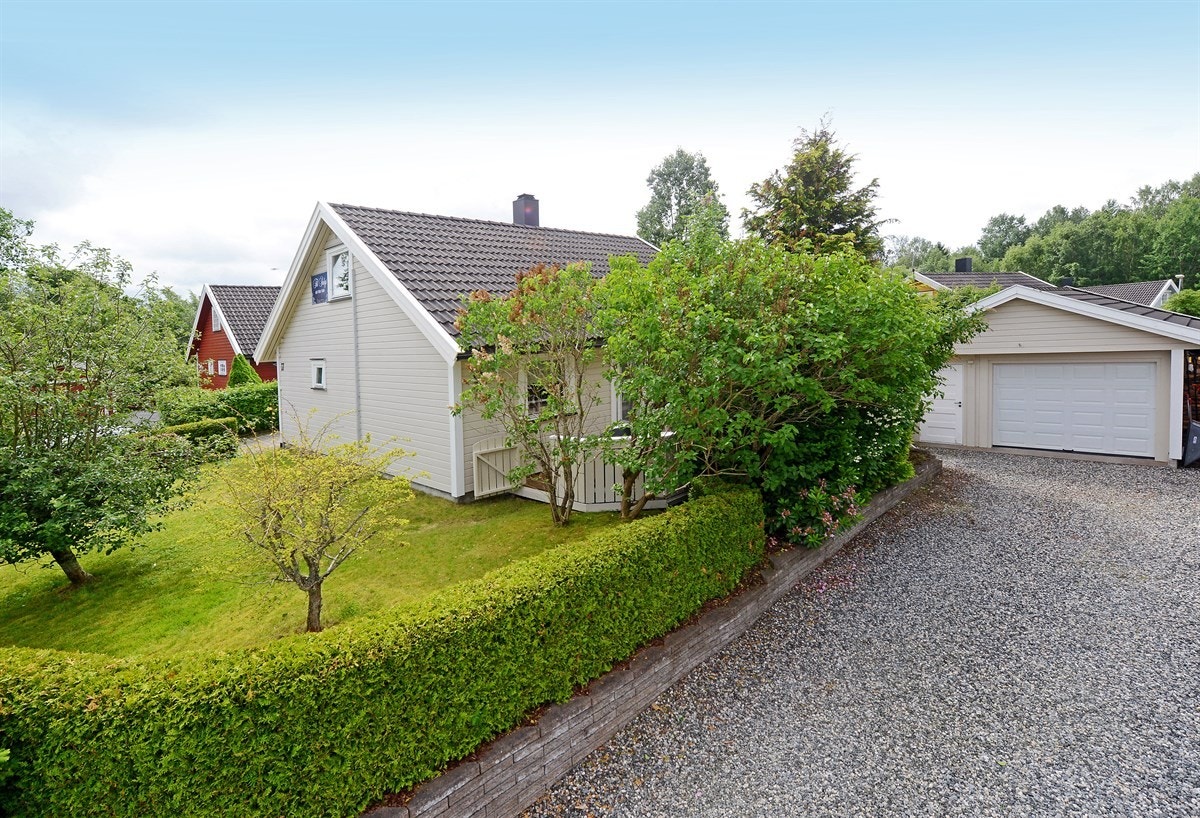 Boligen er på 1 og 1/2 etasje pluss frittstående garasje. Galleribilde