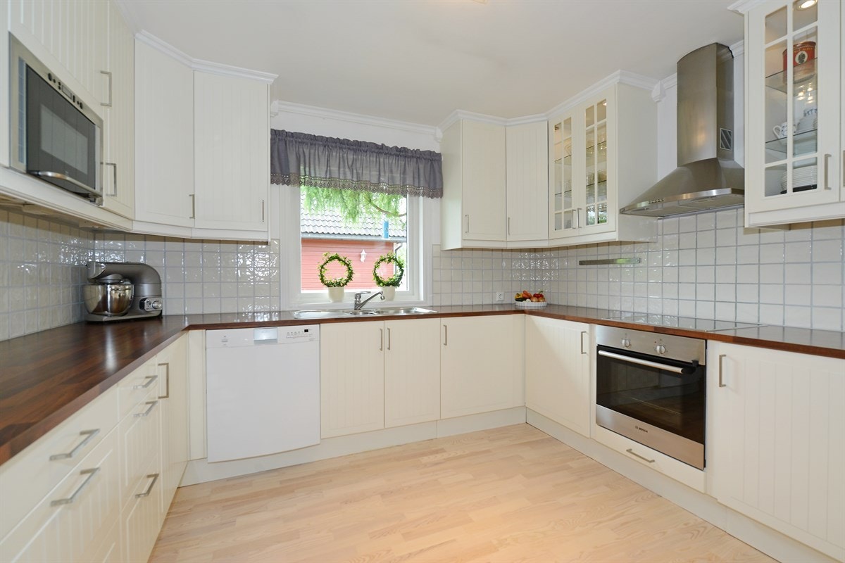 Kjøkkenet er på ca.12 m² og det har hvit innredning fra Ikea. Galleribilde