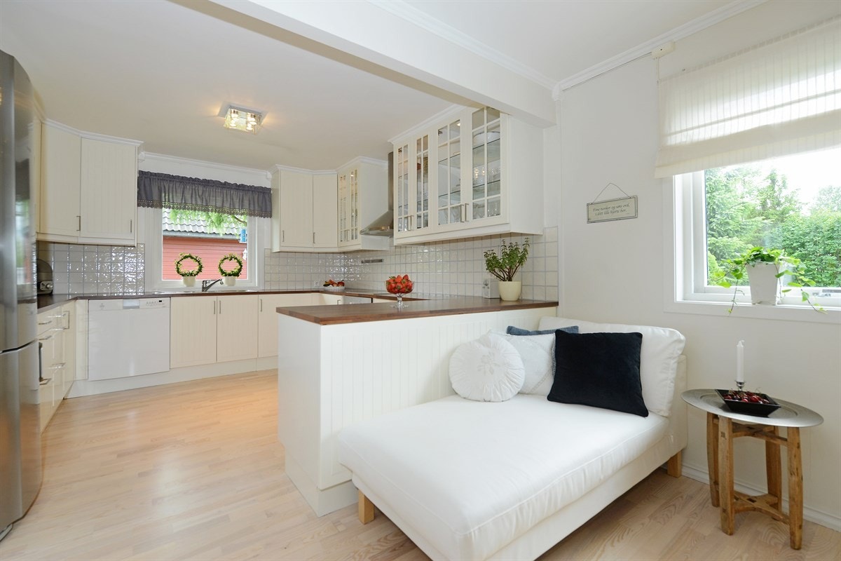 Det er åpen løsning mellom stue og kjøkken. Galleribilde