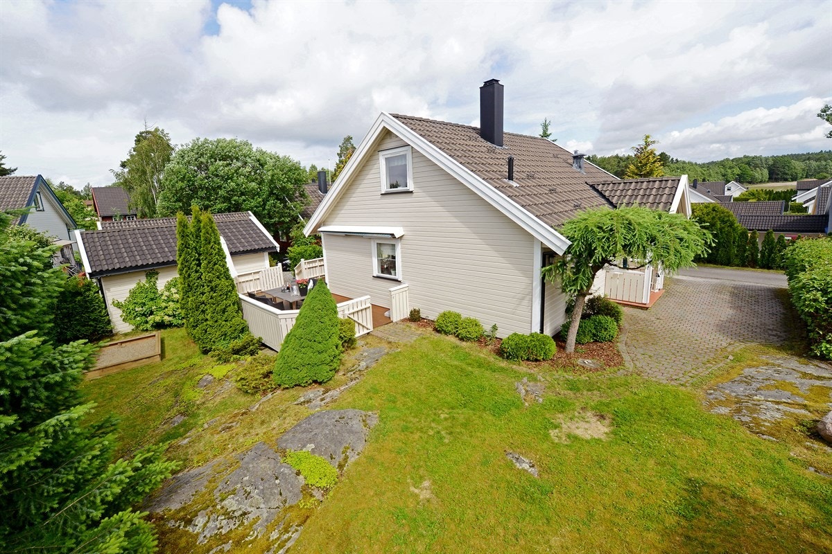 Usjenert, idyllisk og barnevennlig beliggenhet innerst i blindvei. Gode solforhold hele dagen. Galleribilde