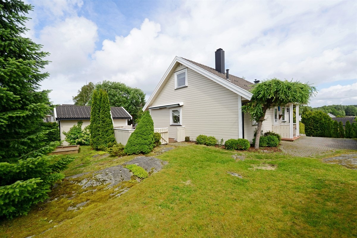 Tomten er opparbeidet med plen, hekk, prydbusker, støttemur og en rekke beplantning. Galleribilde