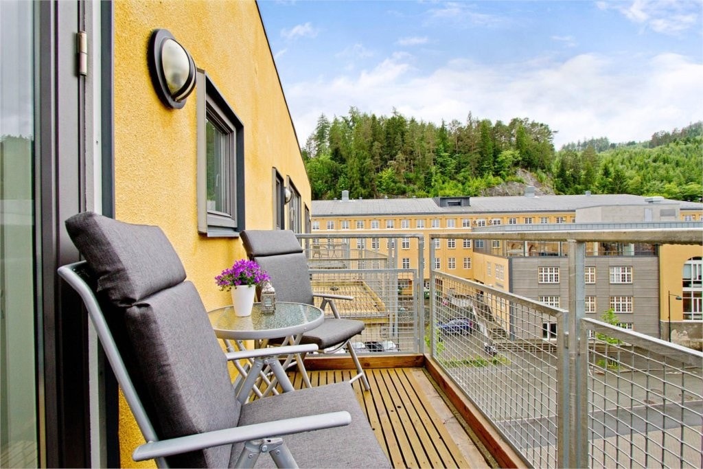 På balkongen kan man nyte finværsdager Galleribilde