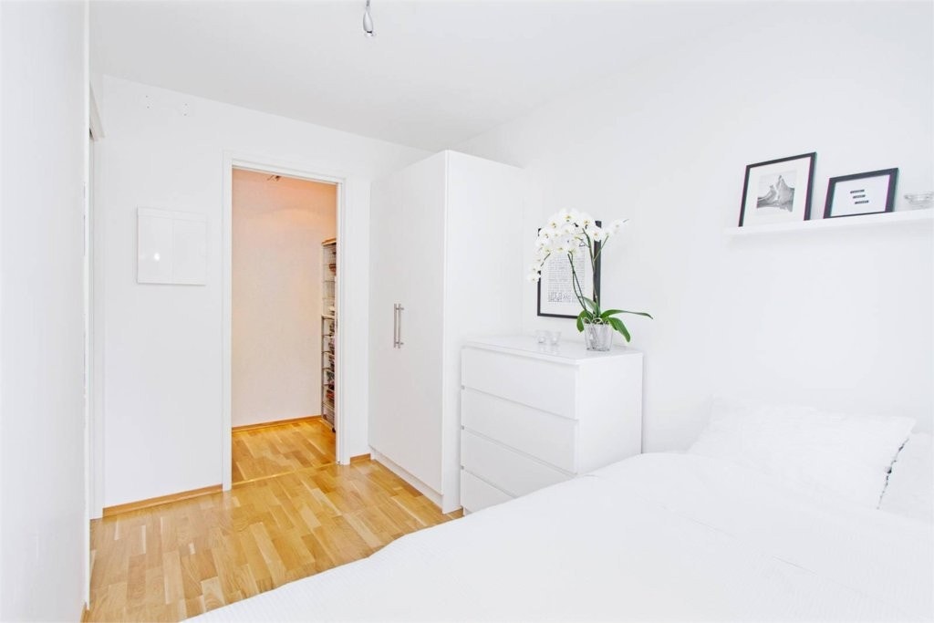 Soverom med plass til både garderobeskap og kommode. Galleribilde
