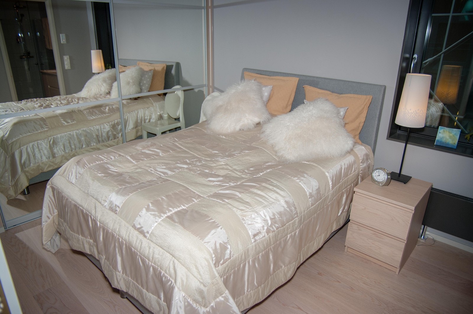 Soverom med skyvedørsgarderobe gulv til tak 2.70 m Galleribilde