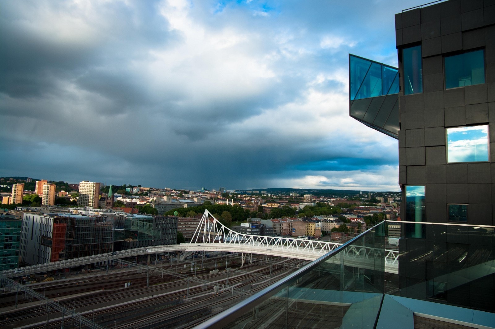 Utsikt fra felles takterasse 14.etasje. DNBs bygg med restaurant i 14.og 15 etasje i bakgrunn Galleribilde