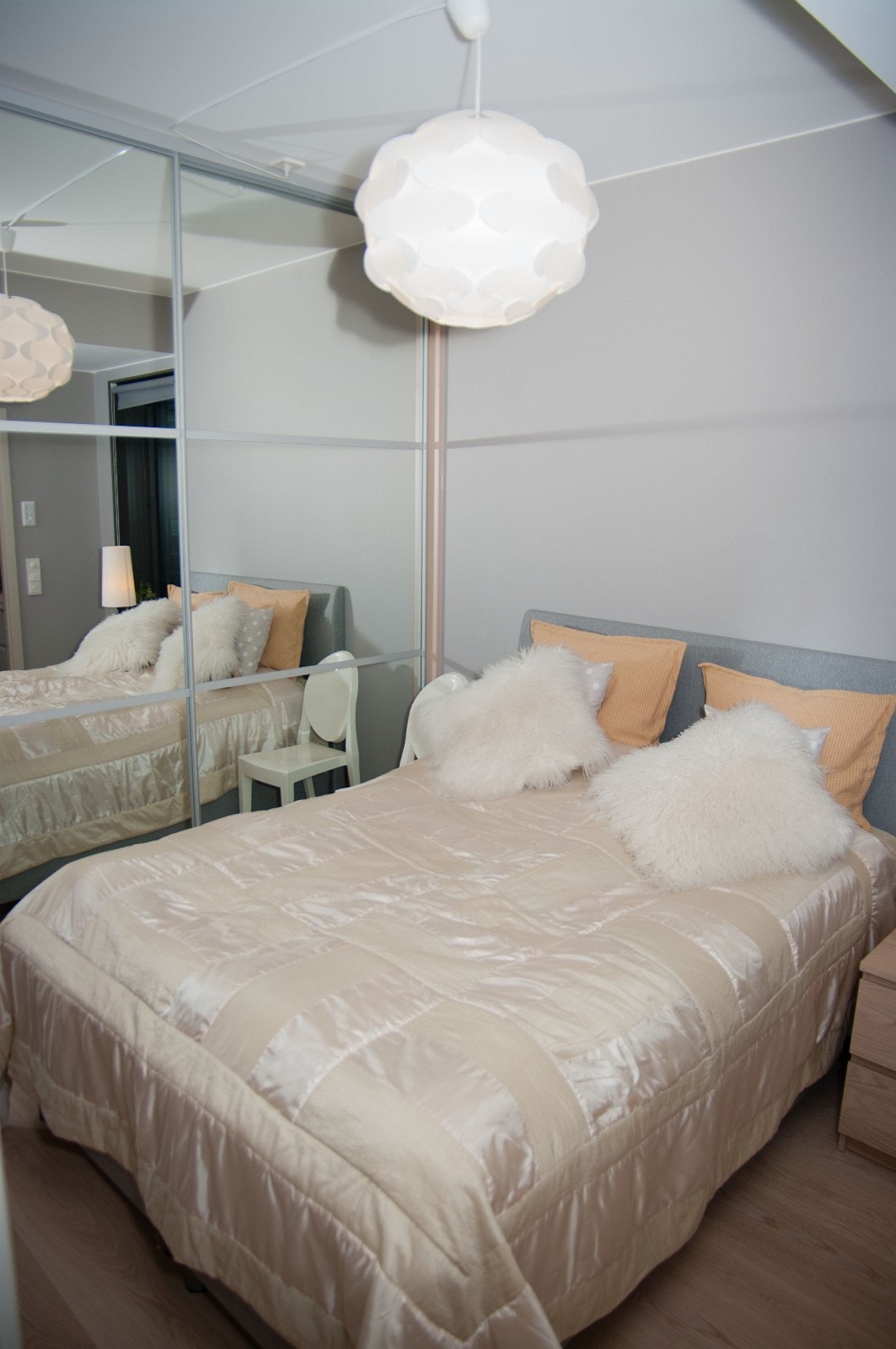 Soverom med skyvedørsgarderobe gulv til tak 2.70 m Galleribilde