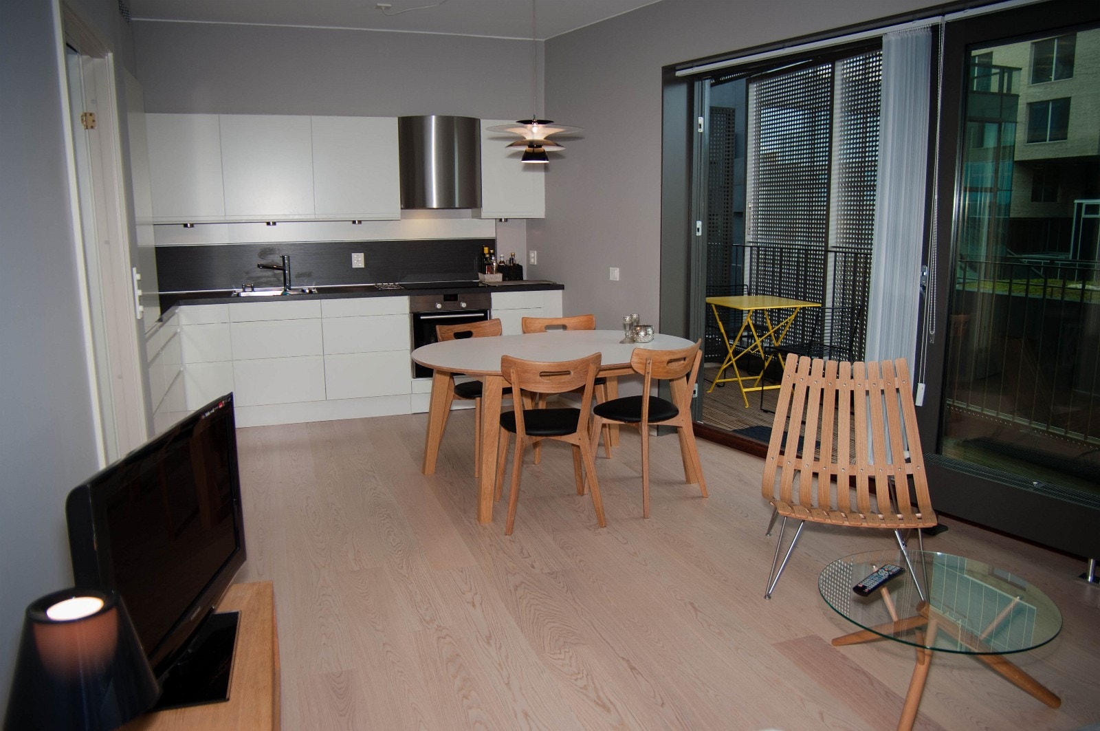 Fult møblert stue/kjøkken m integrerte hvitevarer og indusjonskomfyr ( (noen endringer sml. med bildet) Galleribilde